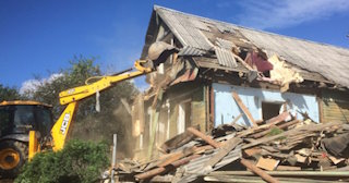 Промышленный демонтаж пристроек к дому в Кохме | Цены от 559 руб. за м2
